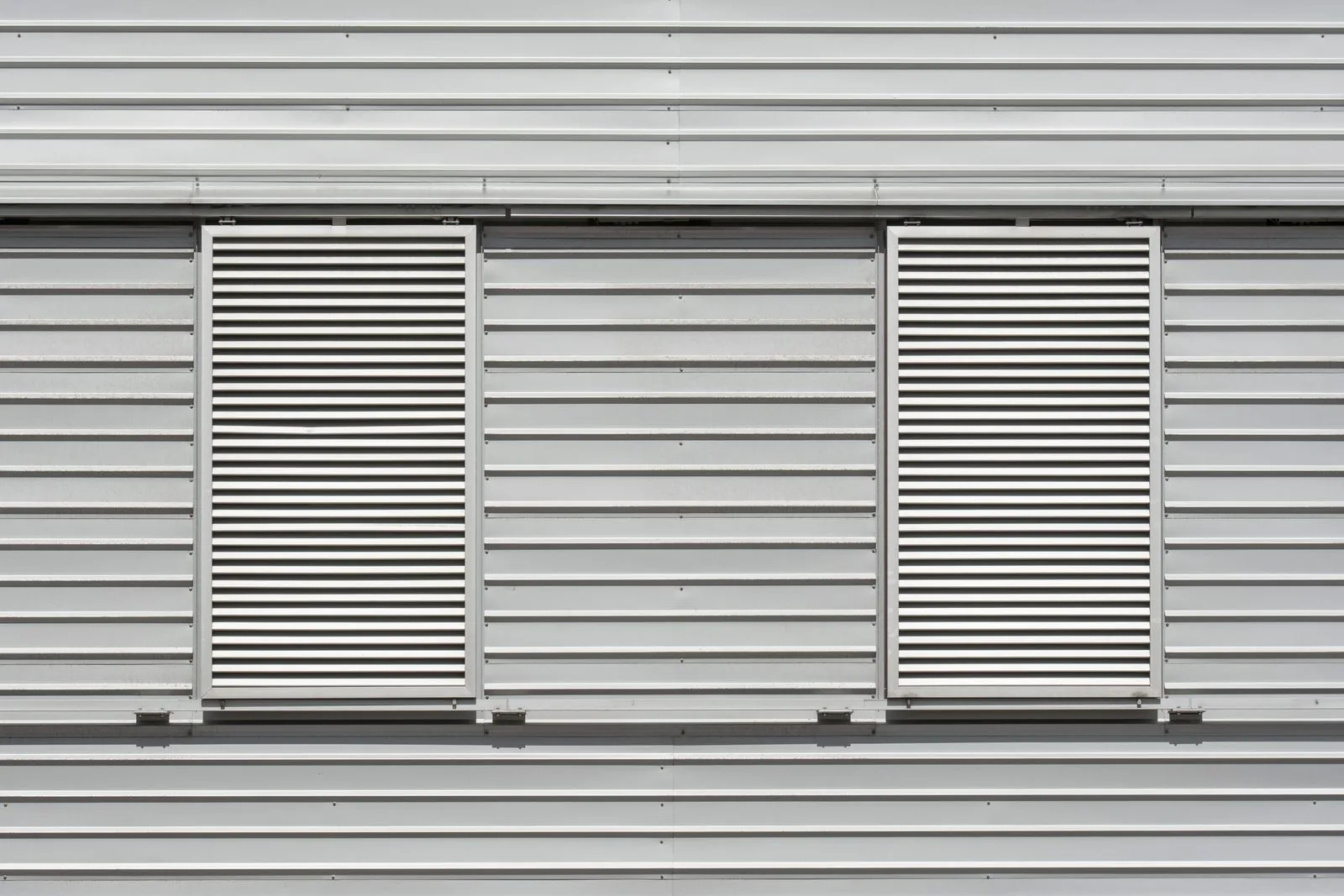 Marine intake and exhaust louver — high free area for machinery spaces
