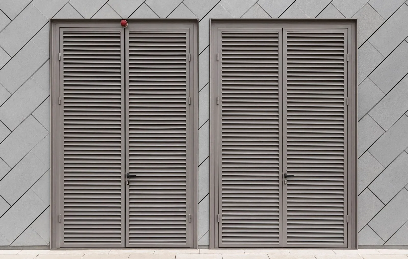 Louver and hatch assembly — combined ventilation, access and closure