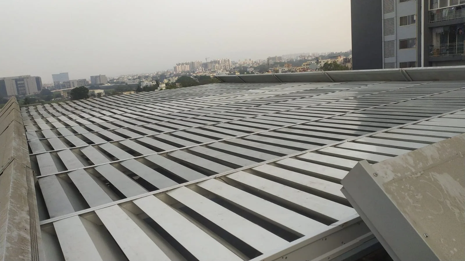 Detail of acoustic louvers spanning the rooftop plant enclosure